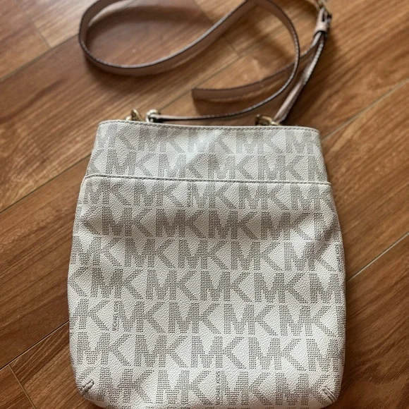 Michael Kors Travel Large Messenger Crossbody Bag Light Cream Multi - Picture 3 of 5